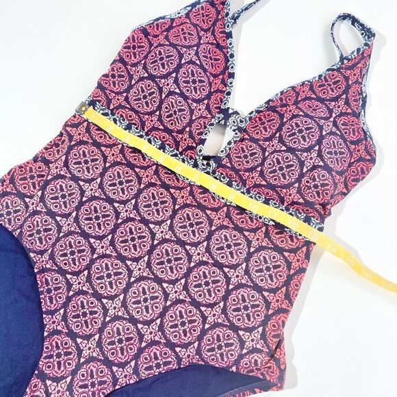 Tommy Bahama pattern lacy medallions one piece - Picture 11 of 13